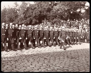 Näkymä poliisista marssimassa New Yorkin poliisiparaatissa, New York, 1898 (hopeagelatiiniprintti)